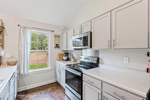 Kitchen - 121 Woolfolk Rd, Senatobia, MS 38668 photo 2 of 2