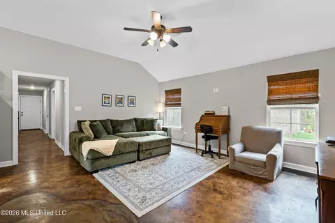 Entry Way - 121 Woolfolk Rd, Senatobia, MS 38668 photo 2 of 3