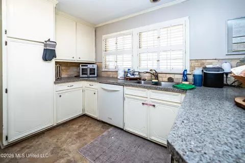 Kitchen - 1918 Bellewood Dr, Jackson, MS 39211 photo 2 of 3