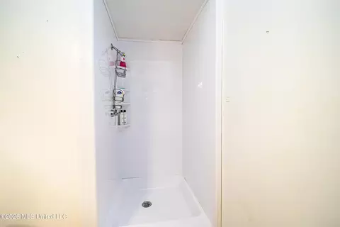 Bath - 1918 Bellewood Dr, Jackson, MS 39211 photo 2 of 2