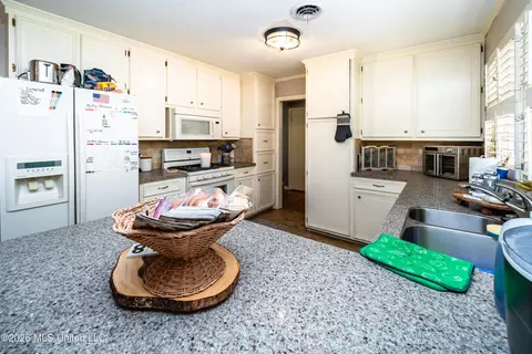 Kitchen - 1918 Bellewood Dr, Jackson, MS 39211 photo 1 of 3