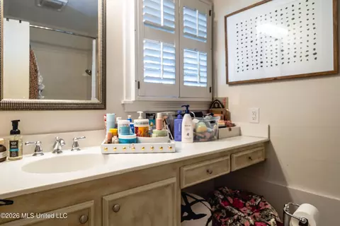 Bath - 1918 Bellewood Dr, Jackson, MS 39211 photo 1 of 2