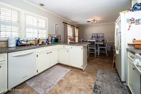 Kitchen - 1918 Bellewood Dr, Jackson, MS 39211 photo 3 of 3