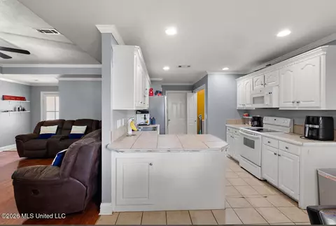 Kitchen - 405 Edgewater Branch Dr, Brandon, MS 39042 photo 1 of 1