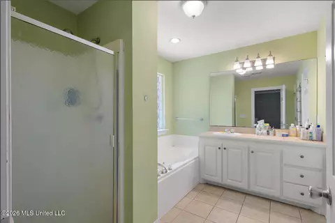 Bath - 405 Edgewater Branch Dr, Brandon, MS 39042 photo 1 of 2