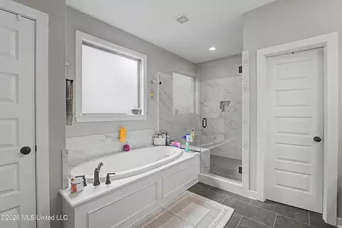 Bath - 13511 Birch Bnd, Olive Branch, MS 38654 photo 1 of 4