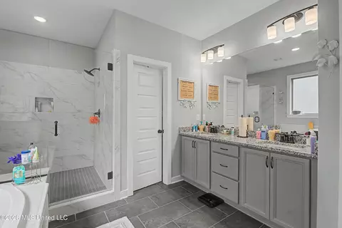 Bath - 13511 Birch Bnd, Olive Branch, MS 38654 photo 3 of 4