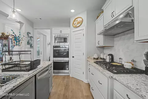 Kitchen - 13511 Birch Bnd, Olive Branch, MS 38654 photo 2 of 3