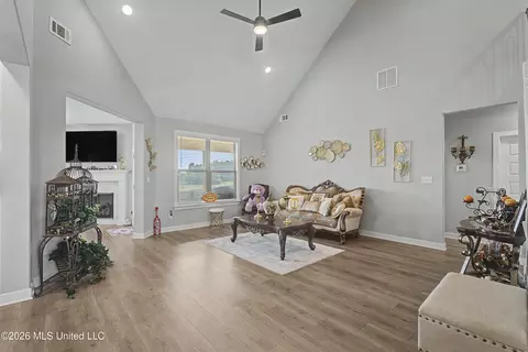 Entry Way - 13511 Birch Bnd, Olive Branch, MS 38654 photo 2 of 4