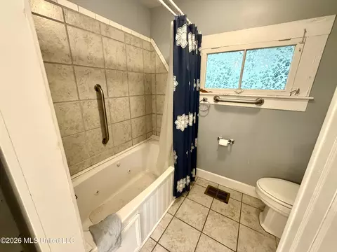 Bath - 3807 Dantzler St, Moss Point, MS 39563 photo 2 of 6