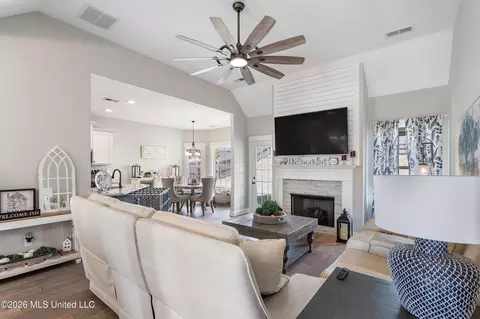 Entry Way - 1218 Perry Place Dr, Hernando, MS 38632 photo 2 of 3