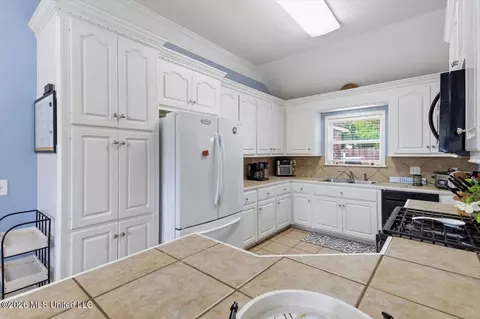 Entry Way - 261 Cherry Bark Dr, Brandon, MS 39047 photo 3 of 4