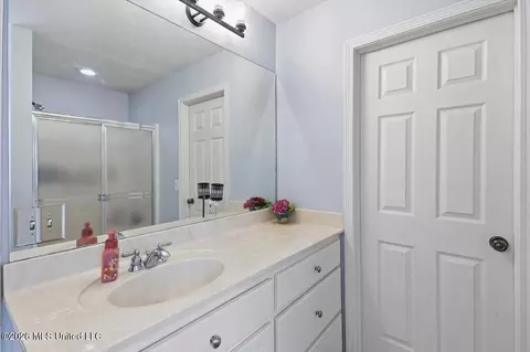 Bath - 261 Cherry Bark Dr, Brandon, MS 39047 photo 2 of 4