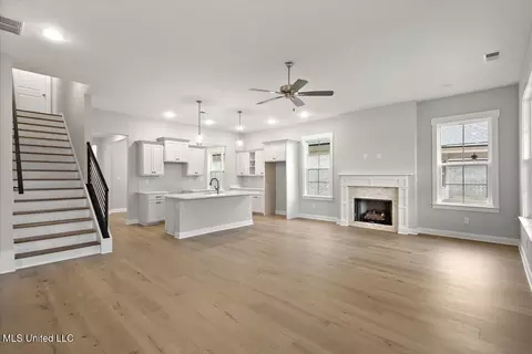 Living - 843 Quitman Ct, Nesbit, MS 38651 photo 2 of 3