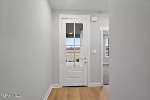 Entry Way - 843 Quitman Ct, Nesbit, MS 38651 photo 2 of 7