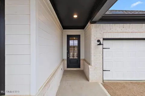 Entry Way - 843 Quitman Ct, Nesbit, MS 38651 photo 1 of 7