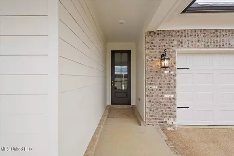 Entry Way - 833 W Quitman Ct, Nesbit, MS 38651 photo 1 of 4