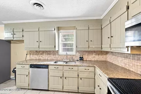 Kitchen - 345 Valley Vista Dr, Jackson, MS 39211 photo 2 of 2