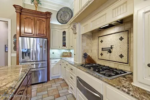 Kitchen - 514 North St, Brandon, MS 39042 photo 5 of 8