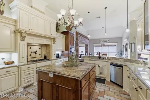 Kitchen - 514 North St, Brandon, MS 39042 photo 6 of 8