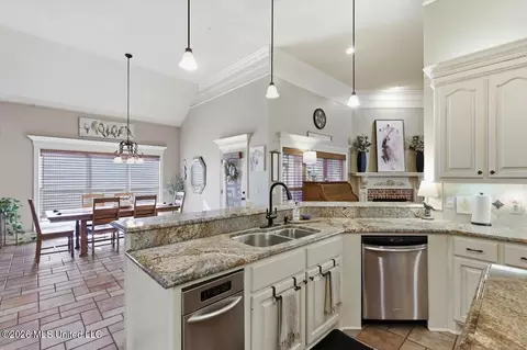 Kitchen - 514 North St, Brandon, MS 39042 photo 4 of 8