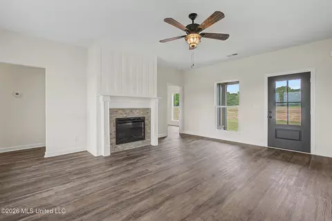 Living - 1300 Barr Rd, Coldwater, MS 38618 photo 3 of 5