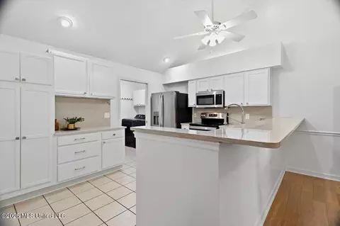 Kitchen - 1114 Gerrits Lndg, Brandon, MS 39047 photo 2 of 2