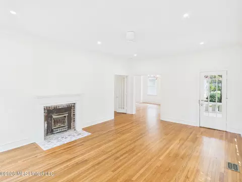 Living - 812 Gillespie St, Jackson, MS 39202 photo 4 of 5