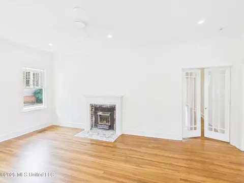 Living - 812 Gillespie St, Jackson, MS 39202 photo 2 of 5