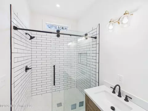 Bath - 812 Gillespie St, Jackson, MS 39202 photo 2 of 4