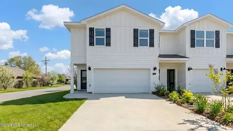 101 Harper Grv Cir, Ocean Springs, MS 39564