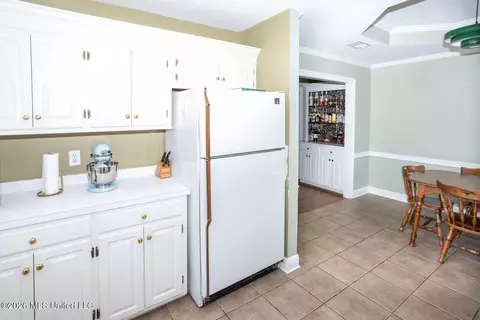 Kitchen - 12 Windwood Cv, Flowood, MS 39232 photo 2 of 2
