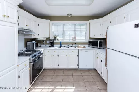 Kitchen - 12 Windwood Cv, Flowood, MS 39232 photo 1 of 2