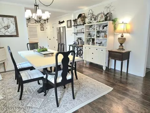 Dining - 220 W Batson Ave, Wiggins, MS 39577 photo 1 of 2