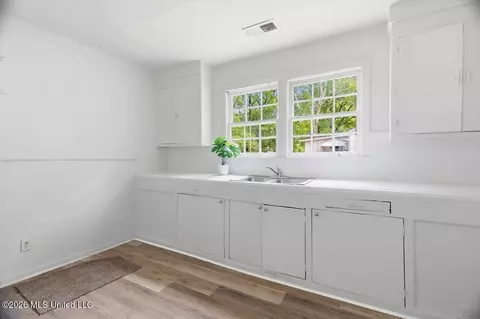 Kitchen - 150 Sewanee Dr, Jackson, MS 39209 photo 1 of 1