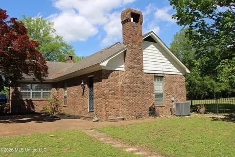 Exterior - 220 Flushing Cv, Hernando, MS 38632 photo 4 of 10