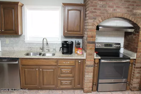 Kitchen - 220 Flushing Cv, Hernando, MS 38632 photo 3 of 4