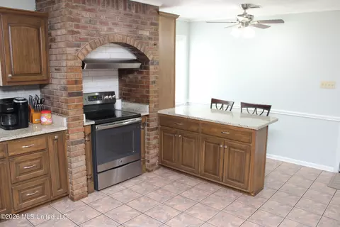 Kitchen - 220 Flushing Cv, Hernando, MS 38632 photo 4 of 4