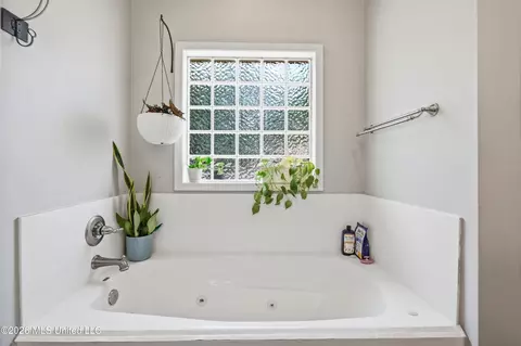 Bath - 131 Ashton Dr, Brandon, MS 39047 photo 2 of 3