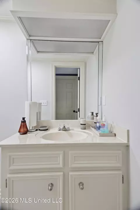 Bath - 5122 Canton Heights Dr, Jackson, MS 39211 photo 3 of 8
