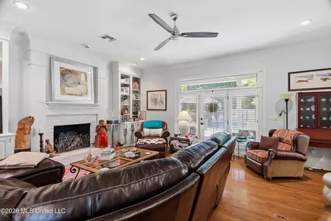 Living - 5122 Canton Heights Dr, Jackson, MS 39211 photo 1 of 2
