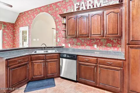 Kitchen - 282 Douglas Rd, Hernando, MS 38632 photo 2 of 3