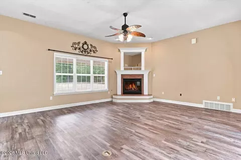 Living - 282 Douglas Rd, Hernando, MS 38632 photo 8 of 9