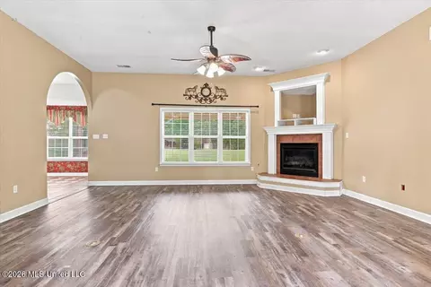 Living - 282 Douglas Rd, Hernando, MS 38632 photo 4 of 9