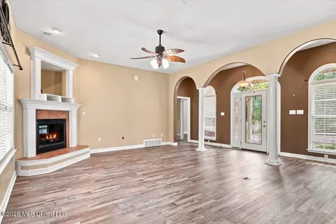 Living - 282 Douglas Rd, Hernando, MS 38632 photo 2 of 9