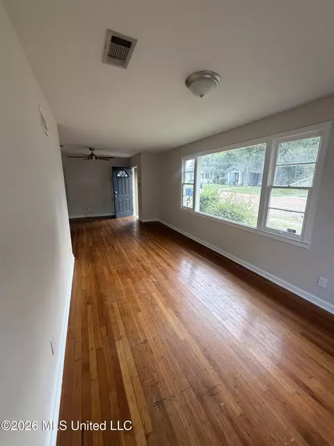 Living - 545 Park Pl, Natchez, MS 39120 photo 2 of 2