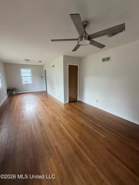Living - 545 Park Pl, Natchez, MS 39120 photo 1 of 2