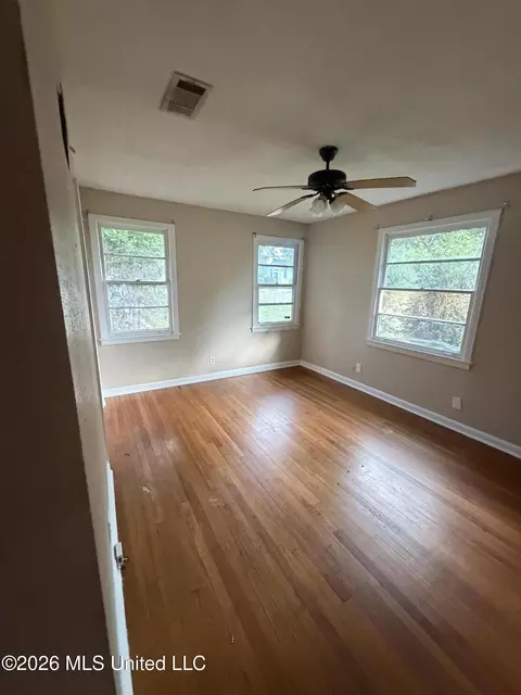 Bedroom - 545 Park Pl, Natchez, MS 39120 photo 2 of 2