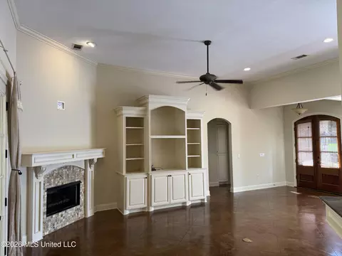 Living - 103 Red Oak Ct, Madison, MS 39110 photo 2 of 3