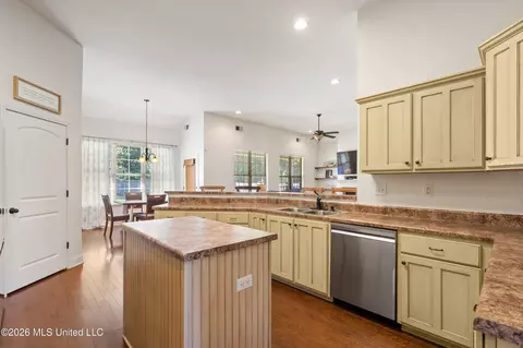Kitchen - 1375 Fieldstone St, Hernando, MS 38632 photo 2 of 4